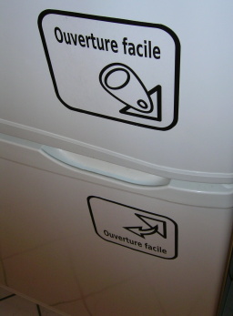 My fridge's door, featuring &laquo; ouverture facile &raquo; labels